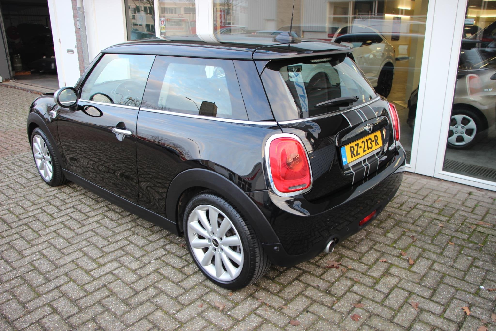 MINI 3-Deurs 1.5 Cooper Business NAVI, Voorwielaandrijving, 4 stoelen, Origineel Nederlands, Handgeschakeld