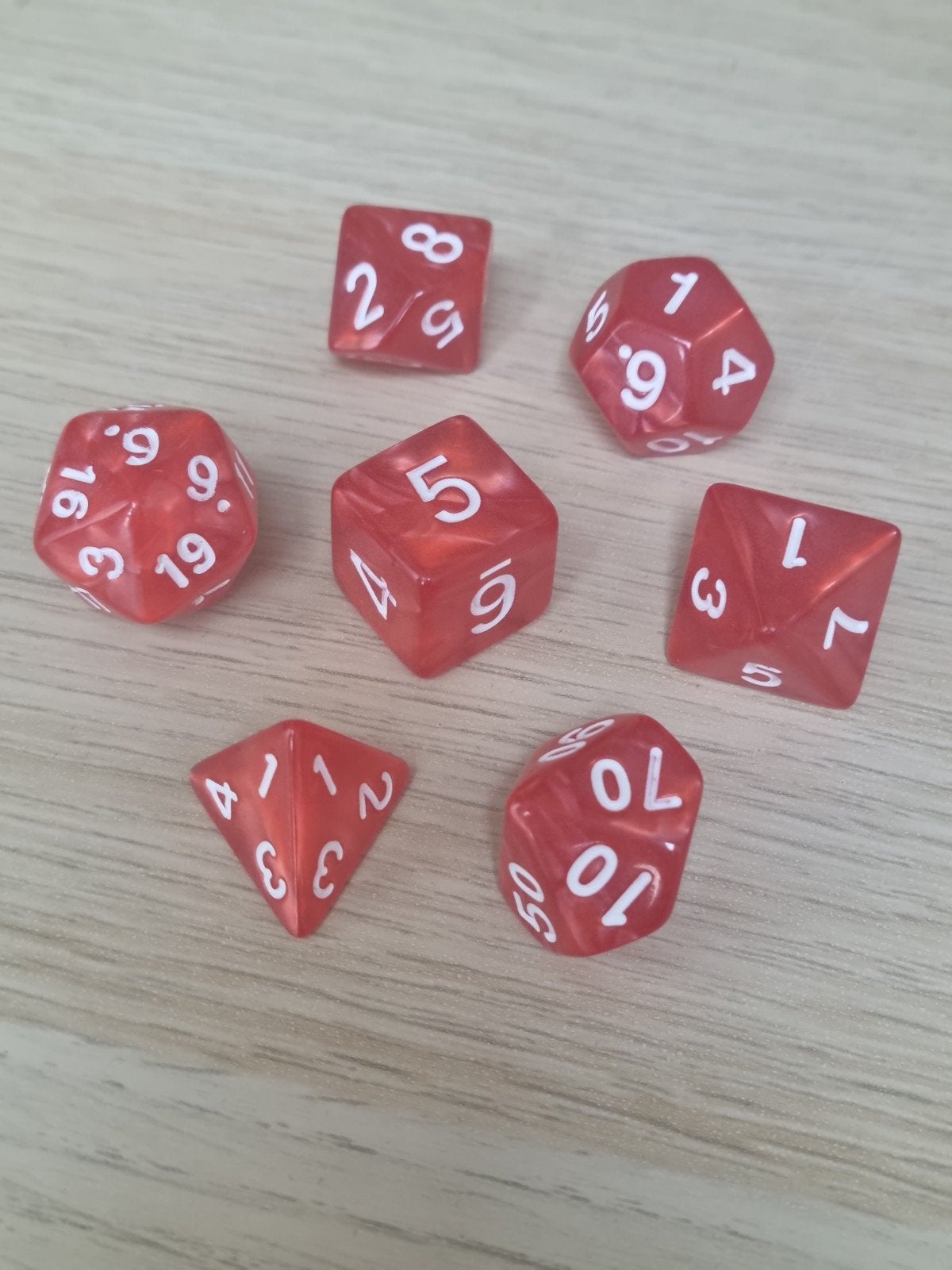 D&D Dobbelstenen Set Rood Wit Marmerlook - Geheel Nieuw, Ophalen of Verzenden, Gebruikt