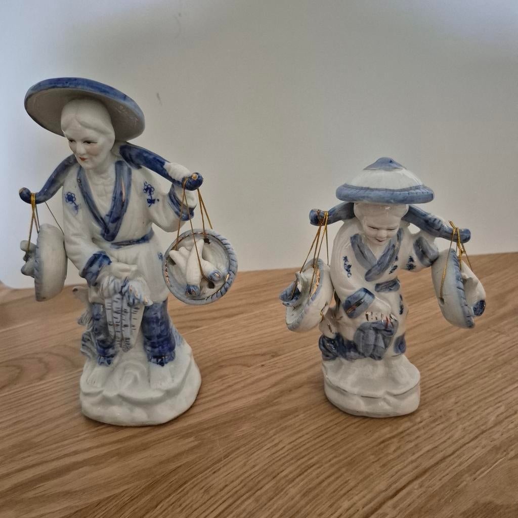 2 Mooie porseleinen Chinese beeldjes - Vissers, Ophalen of Verzenden