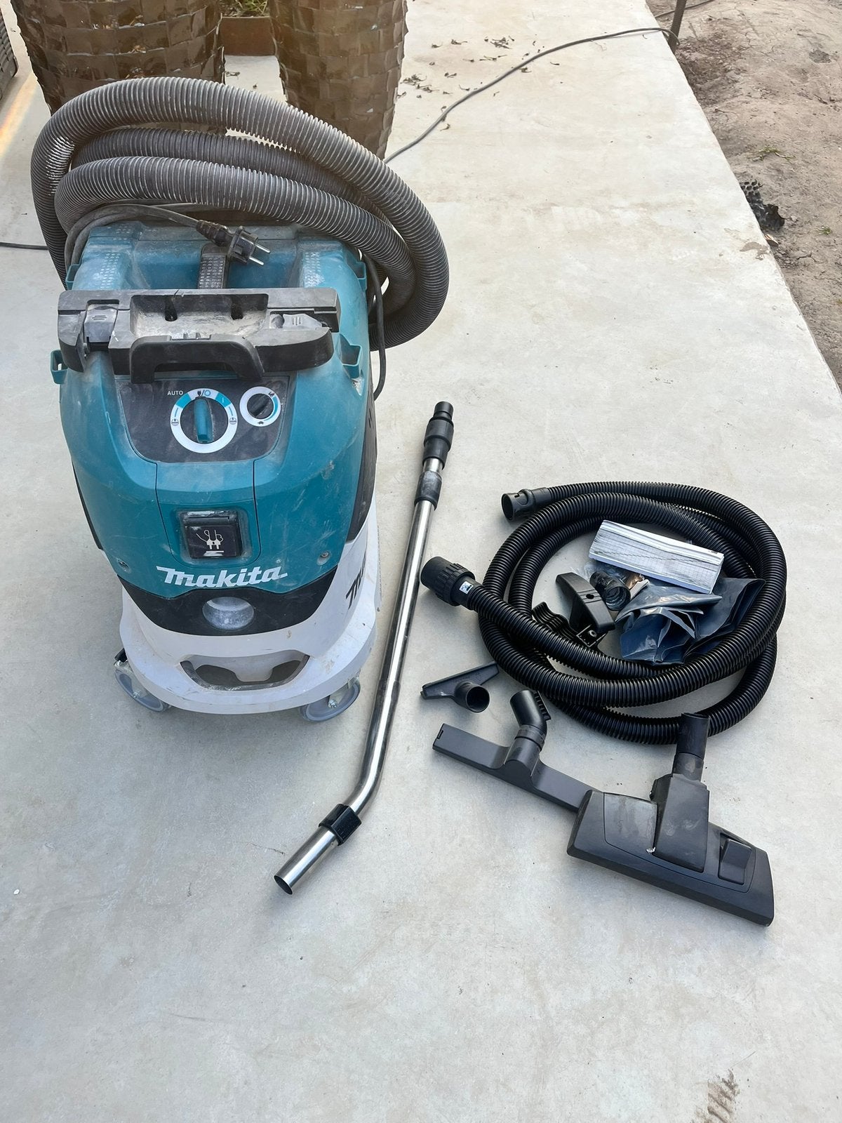 Makita VC4210L bouwstofzuiger, Zo goed als nieuw, Industriële stofzuiger, 1200 tot 1600 watt, Makita