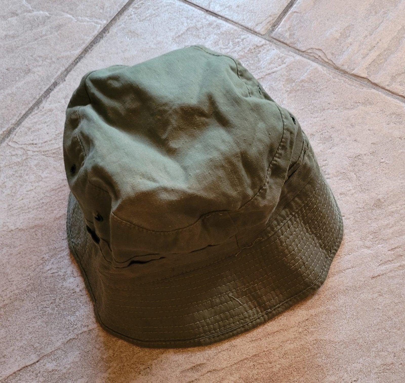 Legergroene pet, Silverbark mt. S, Ophalen of Verzenden, Zo goed als nieuw