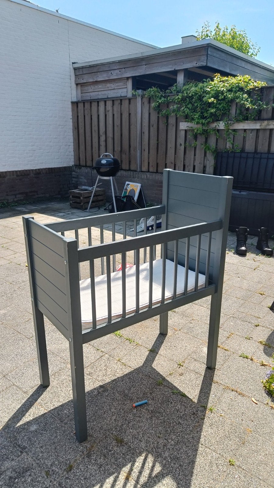 Stijlvolle grijze wieg met matras en beddengoed, Kinderen en Baby's, Babywiegjes en Ledikanten, Ophalen, Gebruikt, Wieg