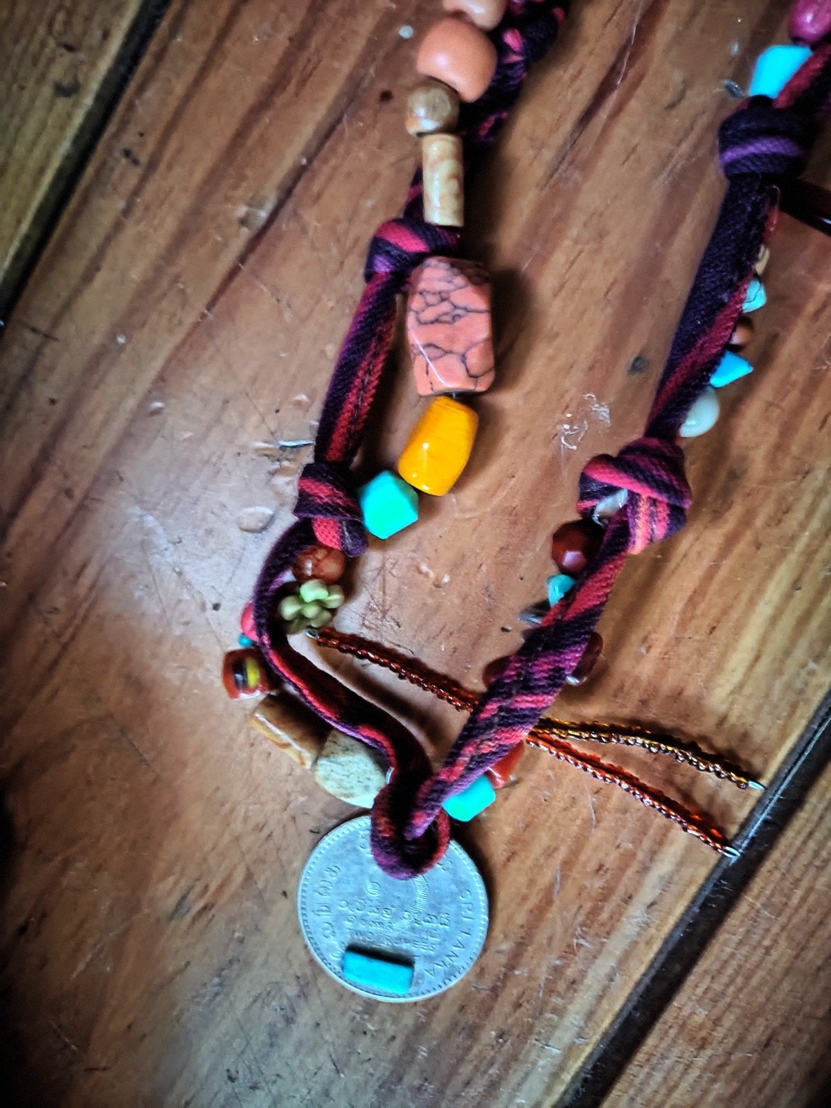 ketting met band en kralen en munt, Ophalen of Verzenden