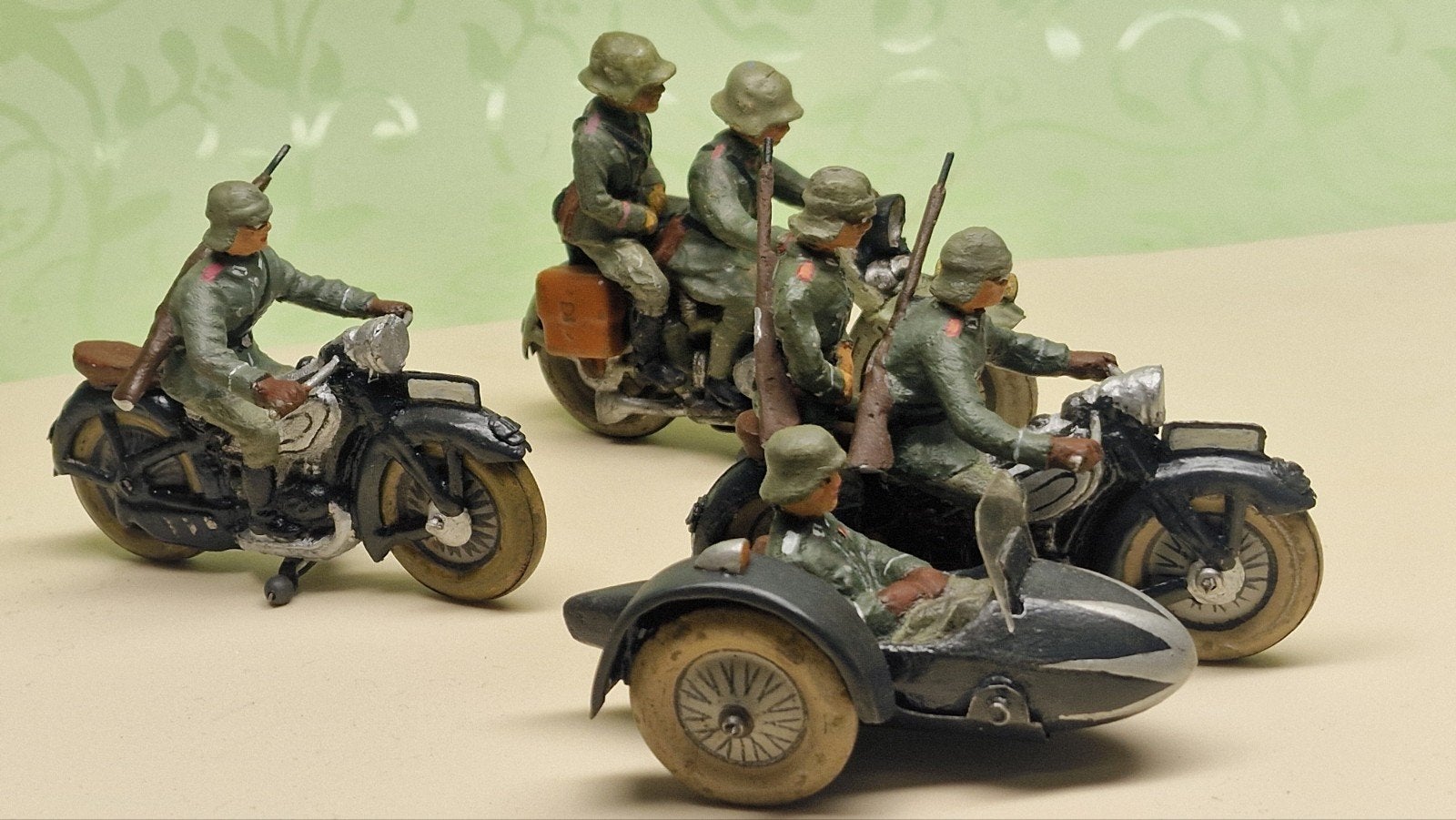 3 motorfietsen hausser liniol elastolin met figuren, Ophalen of Verzenden