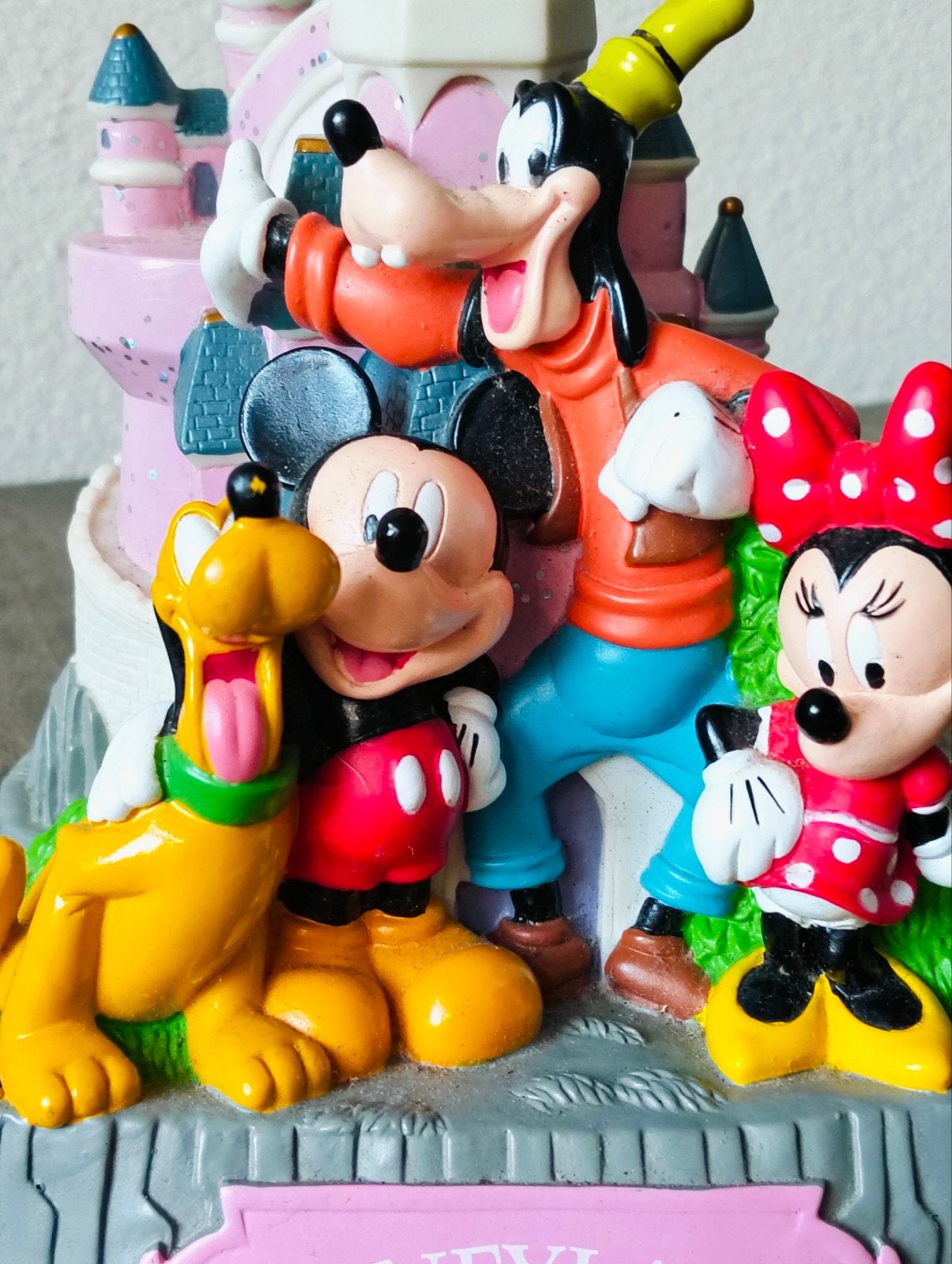 Disney Disneyland spaarpot kasteel met Mickey & vrienden, Ophalen of Verzenden, Mickey Mouse, Zo goed als nieuw, Beeldje of Figuurtje