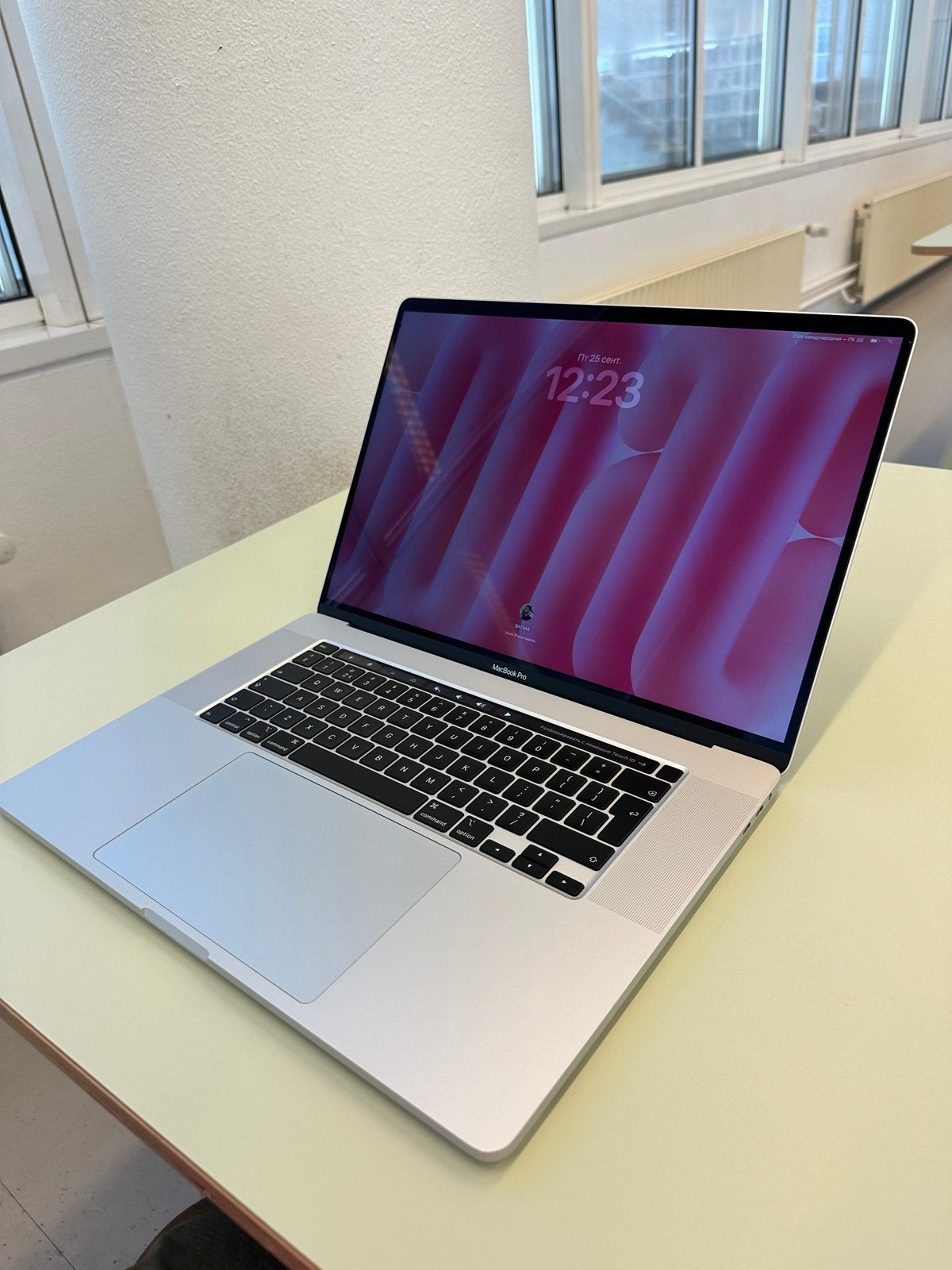 Macbook pro 2019 16inch i7 16gb