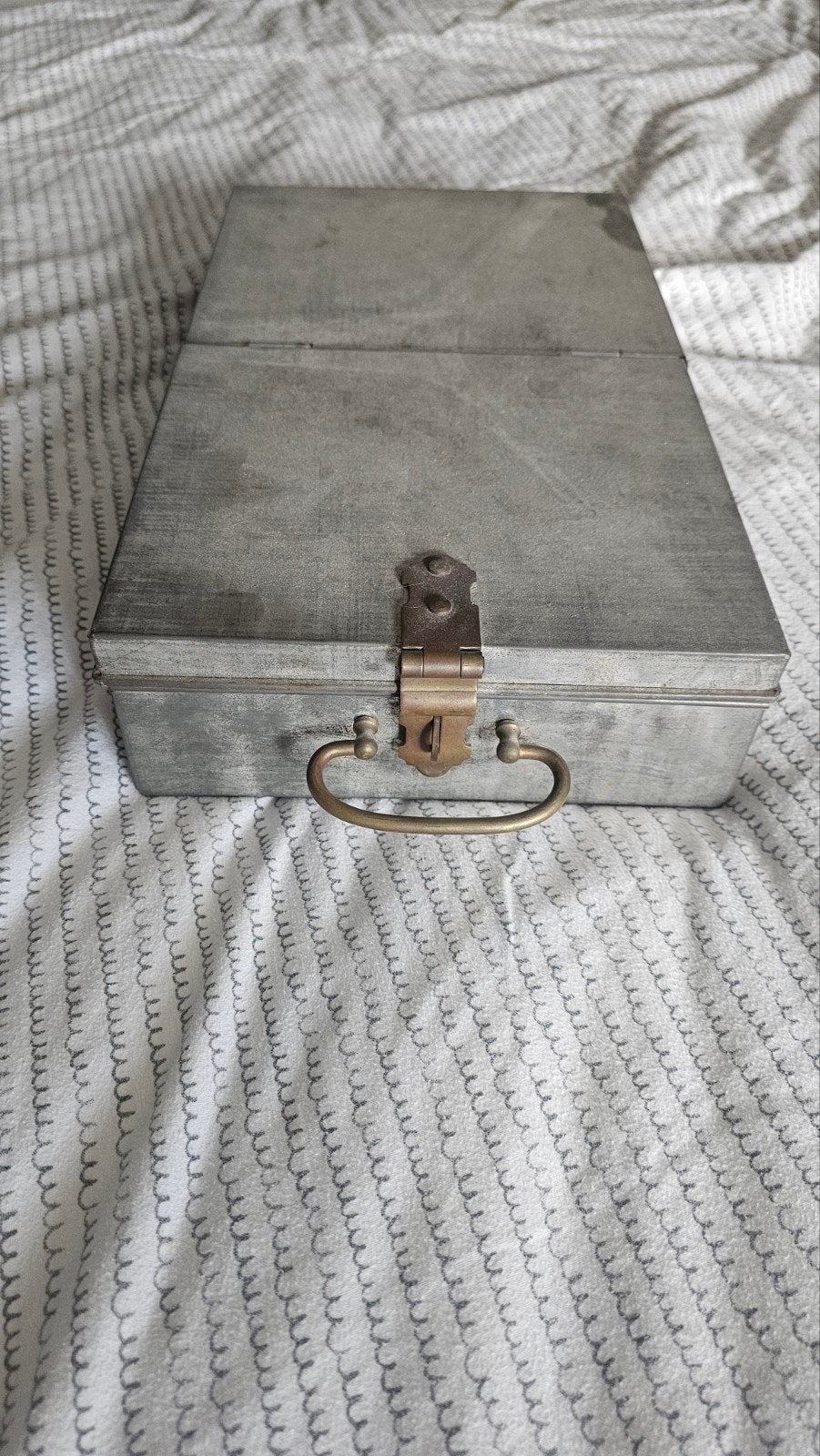 Oude metalen kist / lade van bankkluis, Ophalen