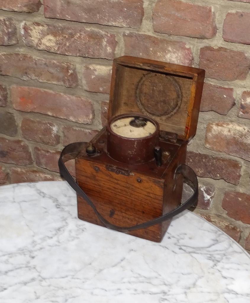 oude draagbare voltmeter in houten koffertje, Ophalen