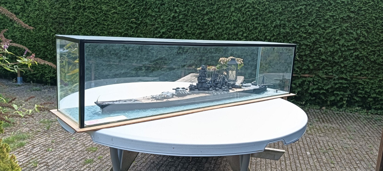 Modelbouw Slagschip Yamato (1941) in vitrine, Hobby en Vrije tijd, Modelbouw | Boten en Schepen, Ophalen, Zo goed als nieuw, 1:50 tot 1:200