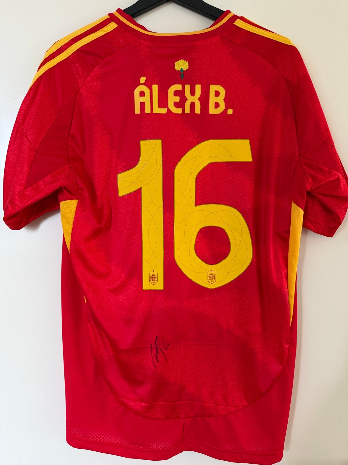 Gesigneerd voetbalshirt Álex B. - Maat M, Verzamelen, Ophalen of Verzenden, Zo goed als nieuw, Overige typen