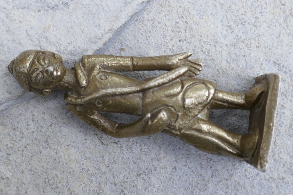 Oud bronzen  beeldje  -  man met slang - gewicht voor goud, Verzenden