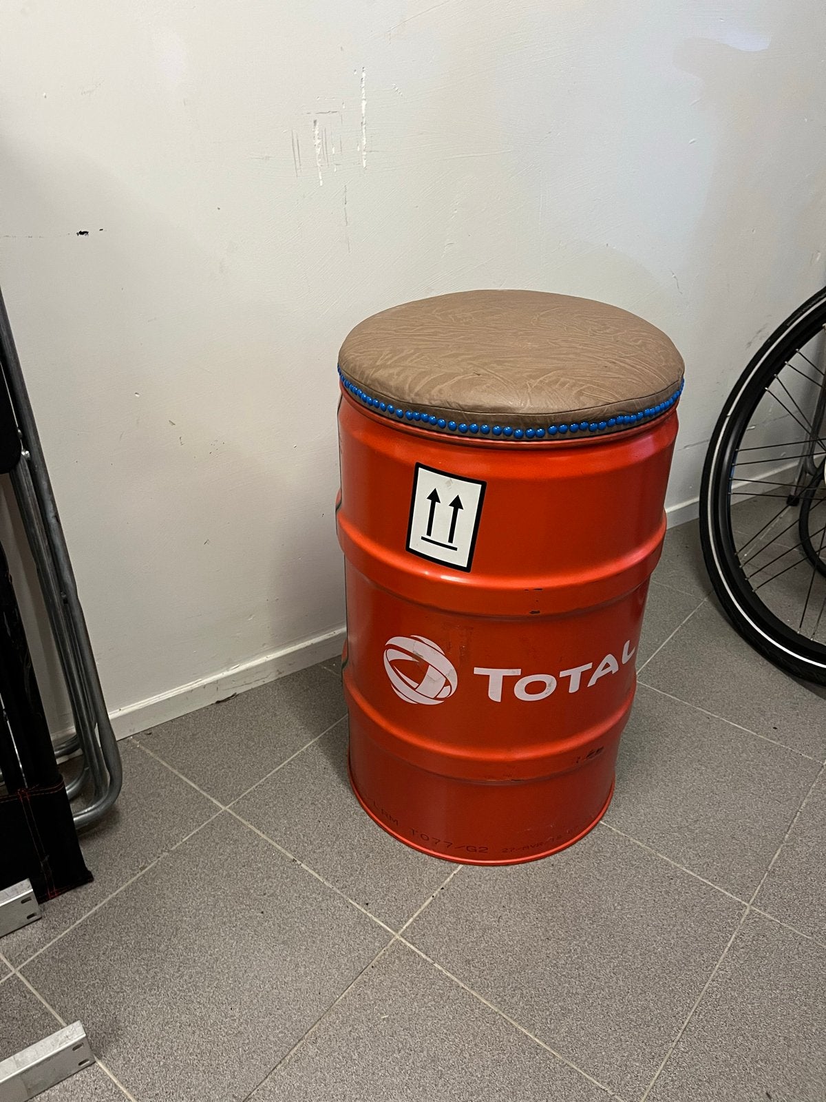 Unieke Total olievat kruk met kussen, Ophalen, Gebruikt, IJzer