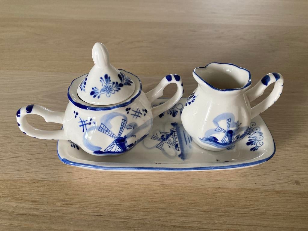 Delfts Blauw roomstel met molen en bloemendecor, Ophalen of Verzenden, Aardewerk, Overige stijlen, Overige typen