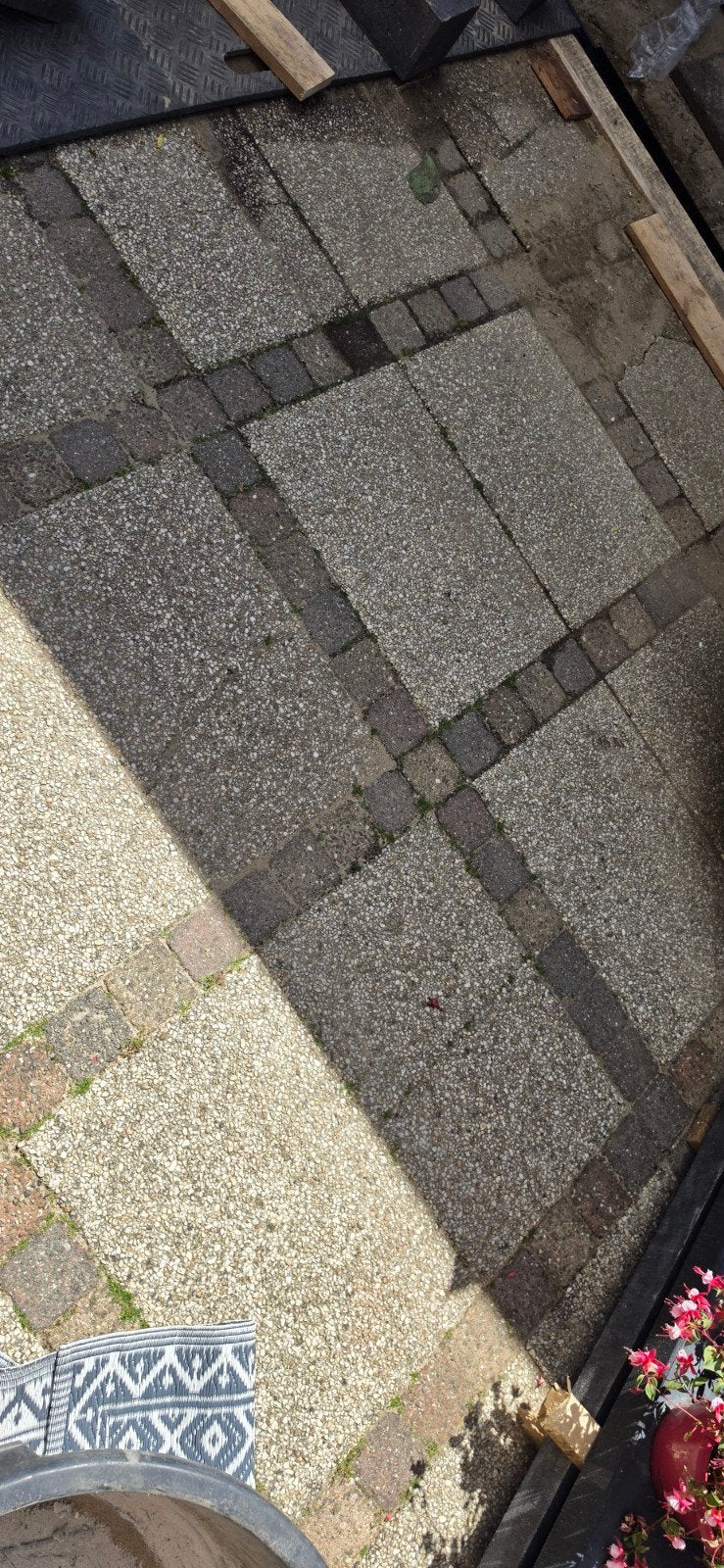 Gratis af te halen: Grindtegels en 10x10 steentjes, Ophalen, Gebruikt, 10 m² of meer, Beton