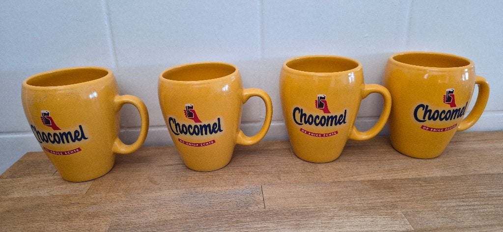 4 chocomel mokken / bekers de enige echte ., Zo goed als nieuw, Overige stijlen, Aardewerk, Mok