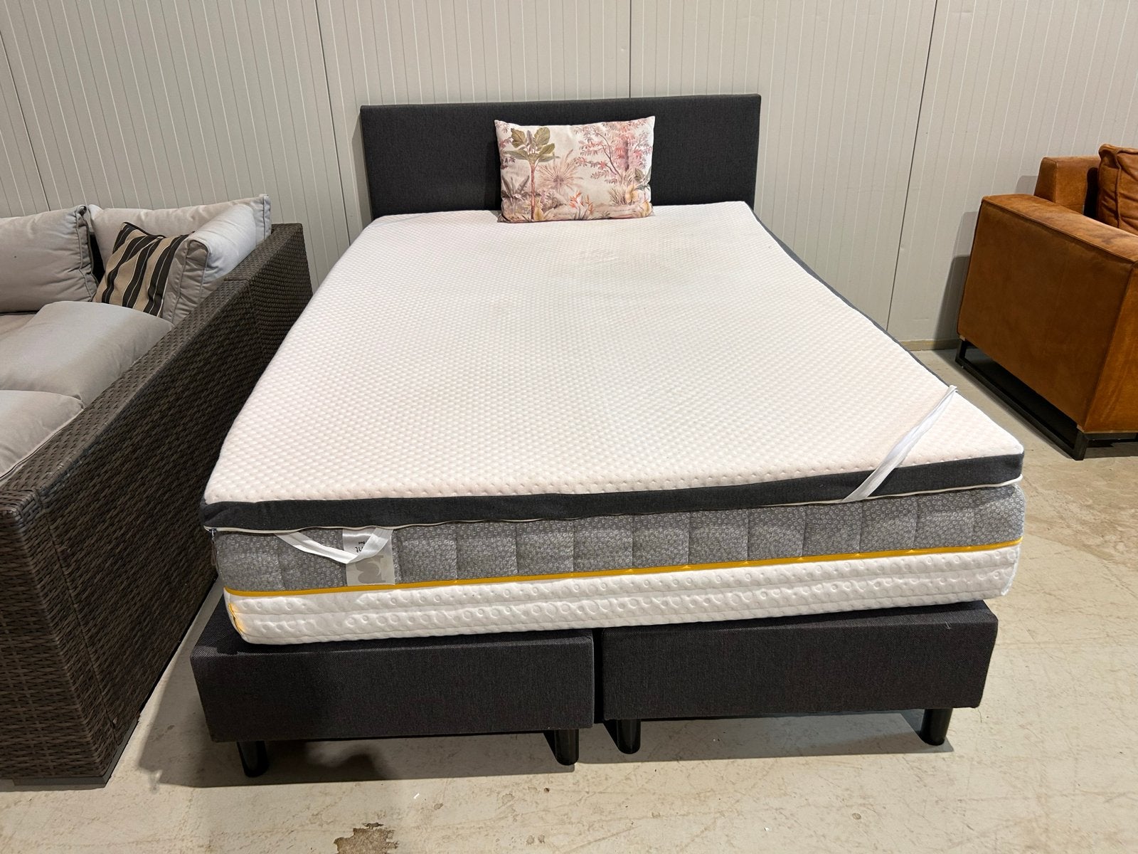 Mooie boxspring bed 140x200 met dikke matras en topper, Ophalen, ., Zwart, Tweepersoons