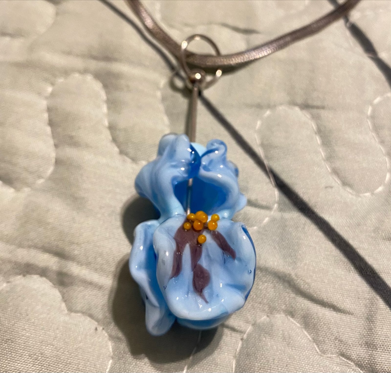 Zilverkleurige ketting met handgemaakte glazen orchidee, Nieuw, Ophalen of Verzenden, Zilver, Overige materialen