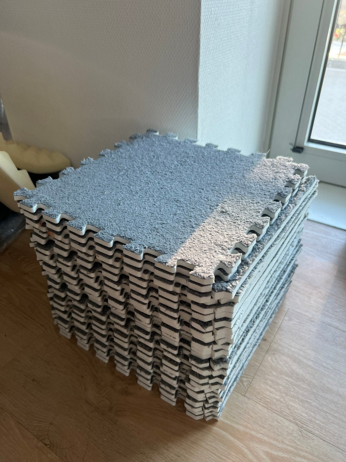 25 grijze puzzelmatten/vloertegels 30cm – foam met tapijt, Ophalen, Zo goed als nieuw, Rechthoekig, Overige materialen