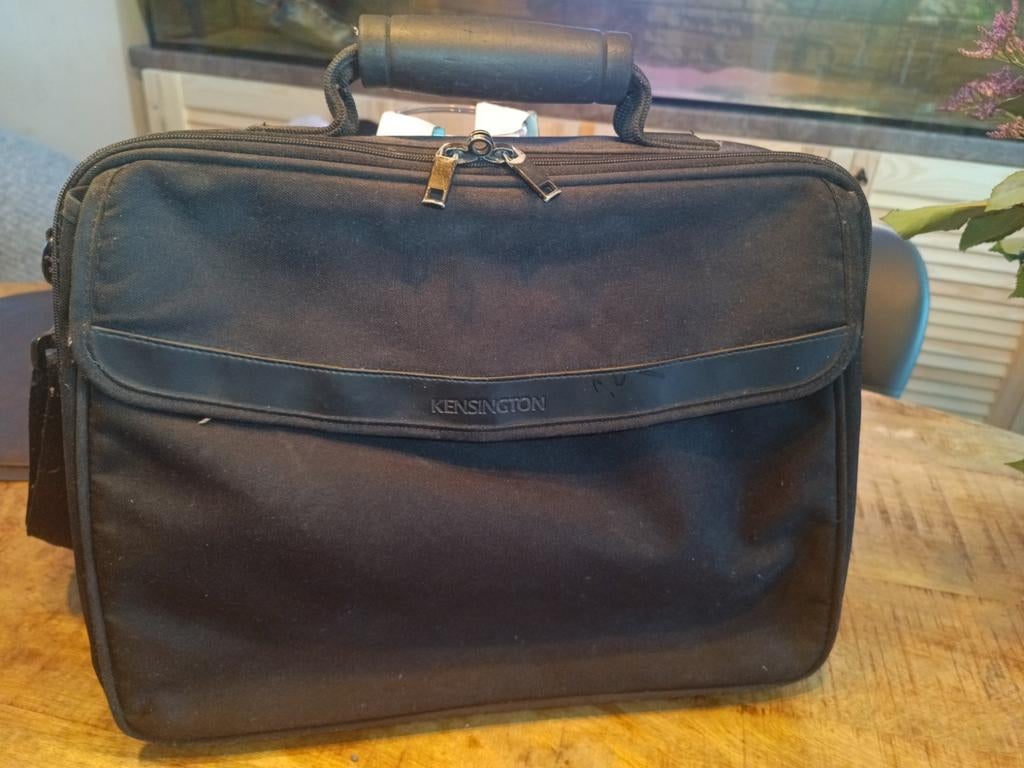 Laptop tas Kensington, Computers en Software, 17 inch of meer, Tabletvak, Ophalen of Verzenden, Zo goed als nieuw