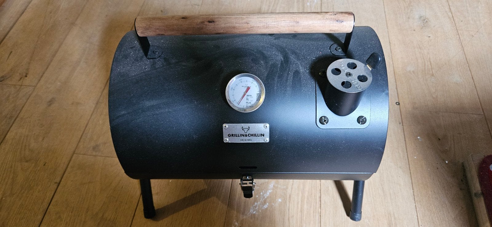 Compacte BBQ Grillin & Chillin met thermometer, Tuin en Terras, Elektrische barbecues, Zo goed als nieuw, Ophalen