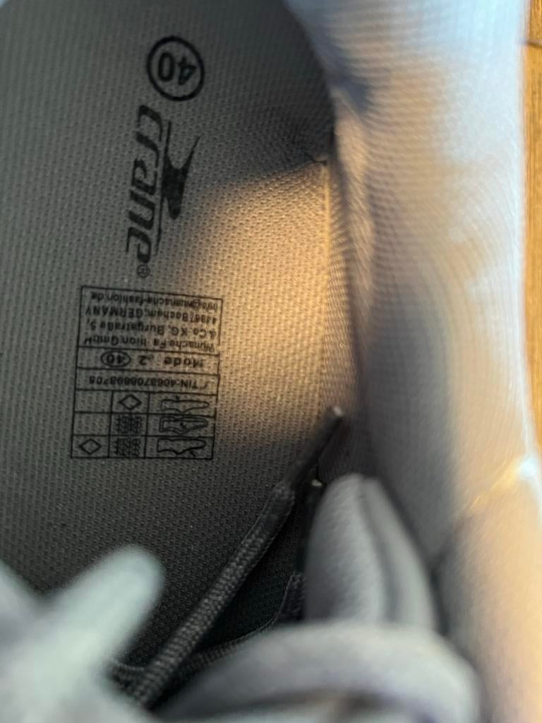 Grijze sneakers met lila zool - Maat 40, Ophalen of Verzenden, Zo goed als nieuw, Grijs, Sneakers of Gympen