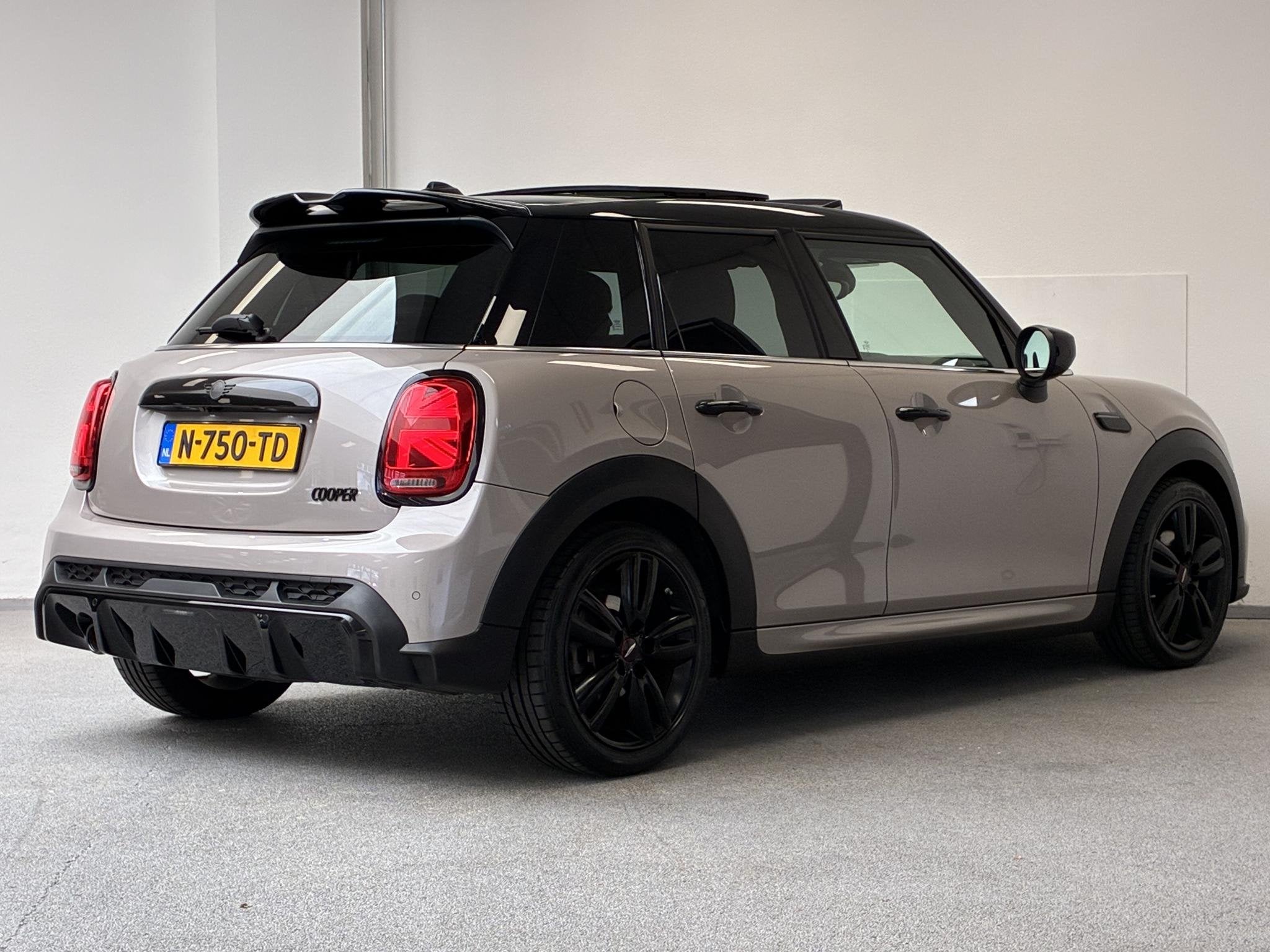 Mini Cooper 1.5 John Cooper Works JCW | PANO | CAMERA | CARP, Auto's, Mini, 136 pk, Gebruikt, Met garantie (alle), Origineel Nederlands