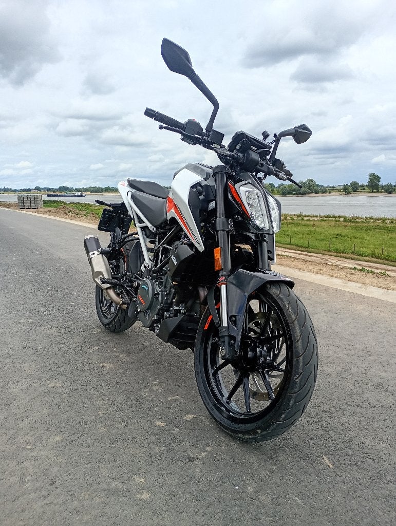 NETTE KTM 390 DUKE A2 (Slechts 2000km), Motoren, Motoren | KTM, Particulier, 373 cc, Minimaal motorrijbewijs A2, Handgeschakeld