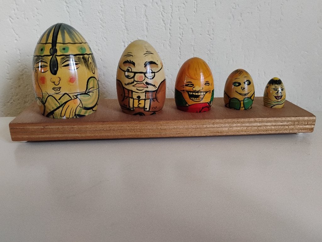 Set 5 houten eieren op rekje handbeschilderd gezicht op ei, Verzamelen, Poppetjes en Figuurtjes, Ophalen of Verzenden, Zo goed als nieuw