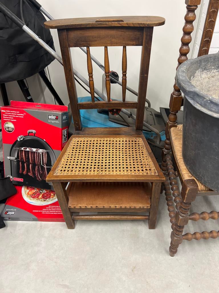 Antieke houten bid stoel, Ophalen