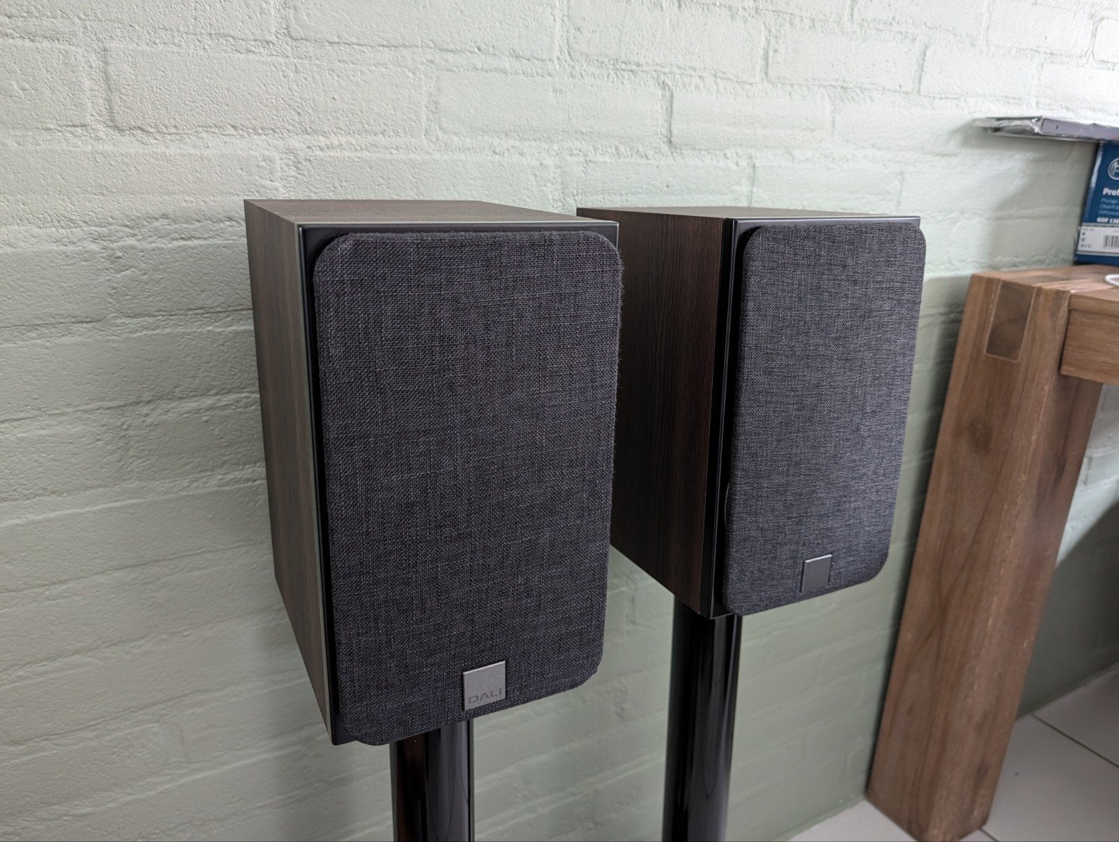 Set van 2 Dali Oberon 1 donker notenhout speakers incl. voet, Audio, Tv en Foto, Luidsprekers, Zo goed als nieuw, 120 watt of meer