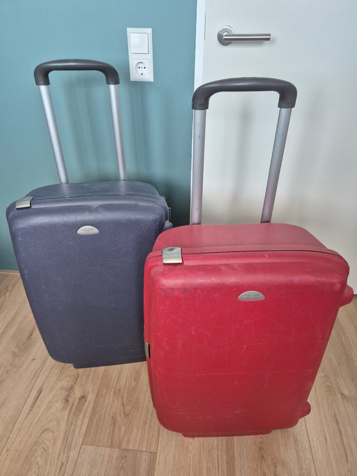 Samsonite koffers rood en blauw met cijfersloten (2 stuks), Gebruikt, Hard kunststof, 45 tot 55 cm, 70 cm of meer