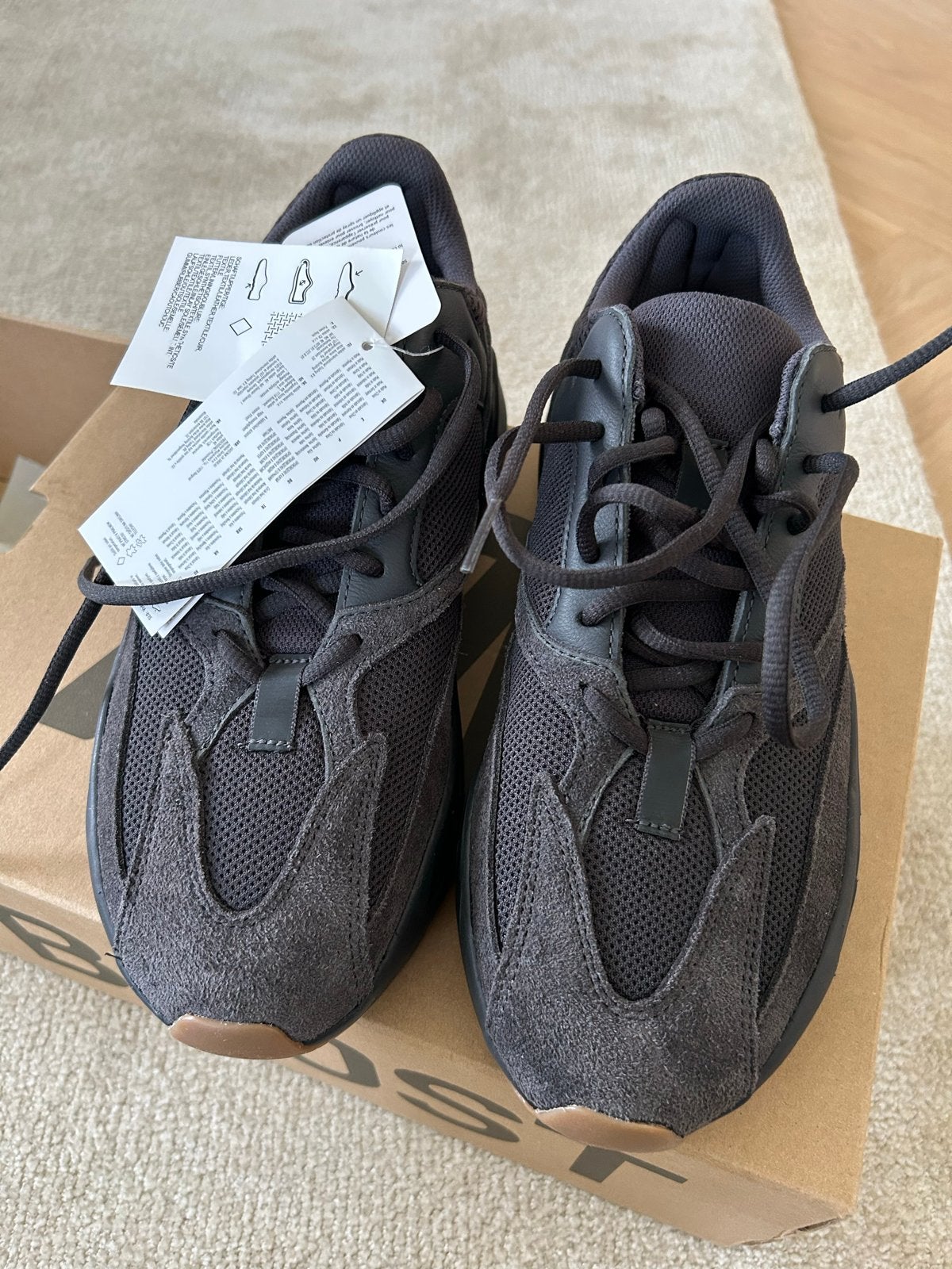 New - Adidas Yeezy Boost 700 V2 Vanta, Kleding | Heren, Schoenen, Ophalen of Verzenden, Nieuw, Zwart, Sneakers of Gympen