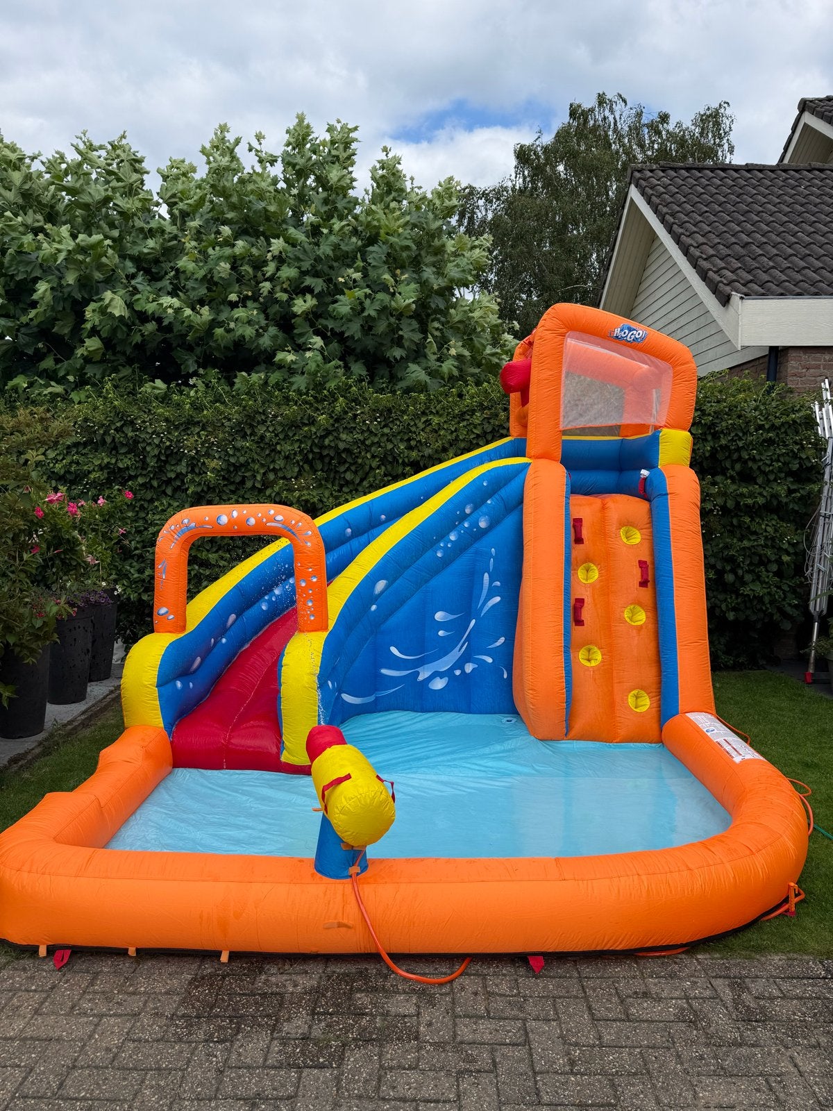 Opblaasbaar waterpark met glijbaan en klimwand, Ophalen, Zo goed als nieuw