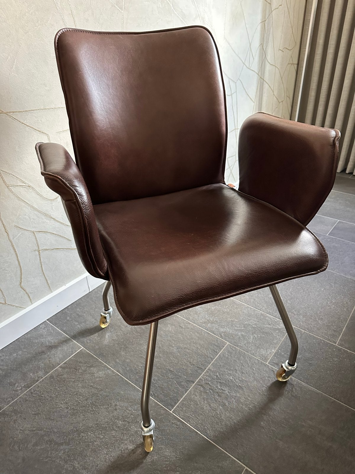 Zes Enzo Luca leren eetkamerstoelen op wieltjes, Huis en Inrichting, Ophalen, Gebruikt, Bruin, Leer