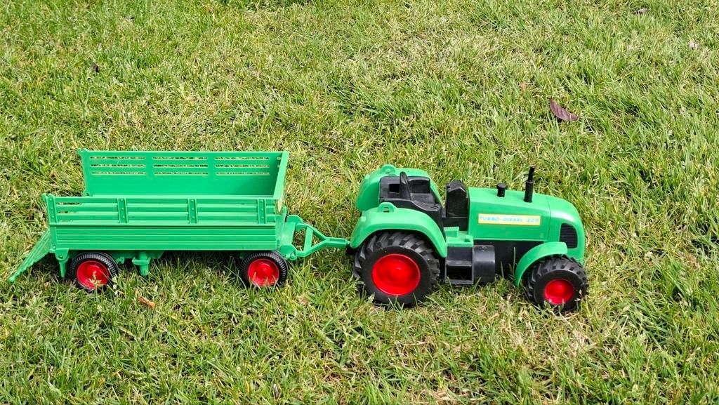 Mooie groene tractor met aanhanger - 66 cm lang, Ophalen, Gebruikt