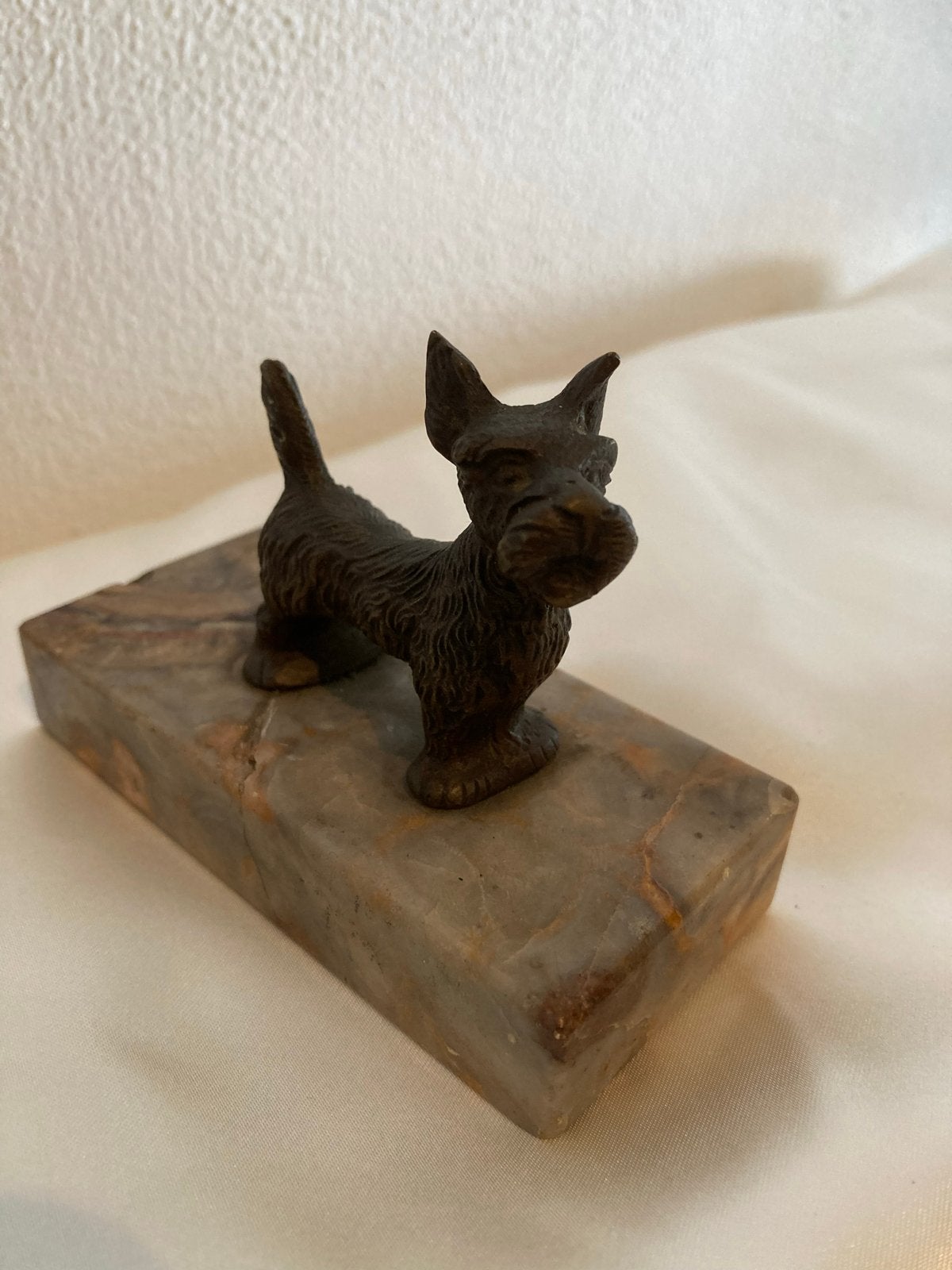 Jaren '30 Sculptuur Schotse Terriër op Marmeren Sokkel, Minder dan 20 cm, Art deco, Ophalen of Verzenden, Zoogdier