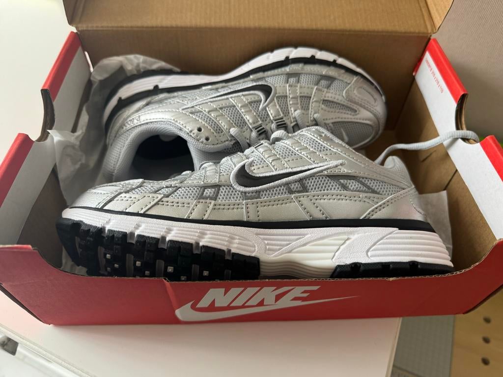 Nike P-6000 sneakers zilver - Nieuw in doos, Ophalen of Verzenden, Nieuw, Overige kleuren, Sneakers of Gympen