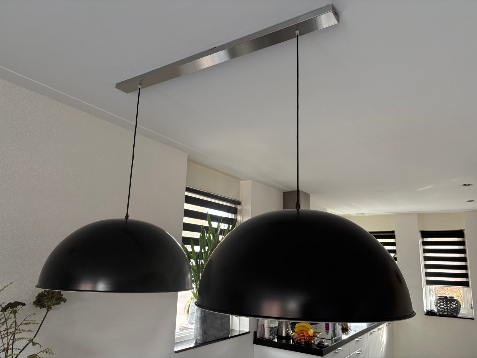 2 zwarte hanglampen voor boven eettafel moderne  uitstraling, Ophalen, Zo goed als nieuw