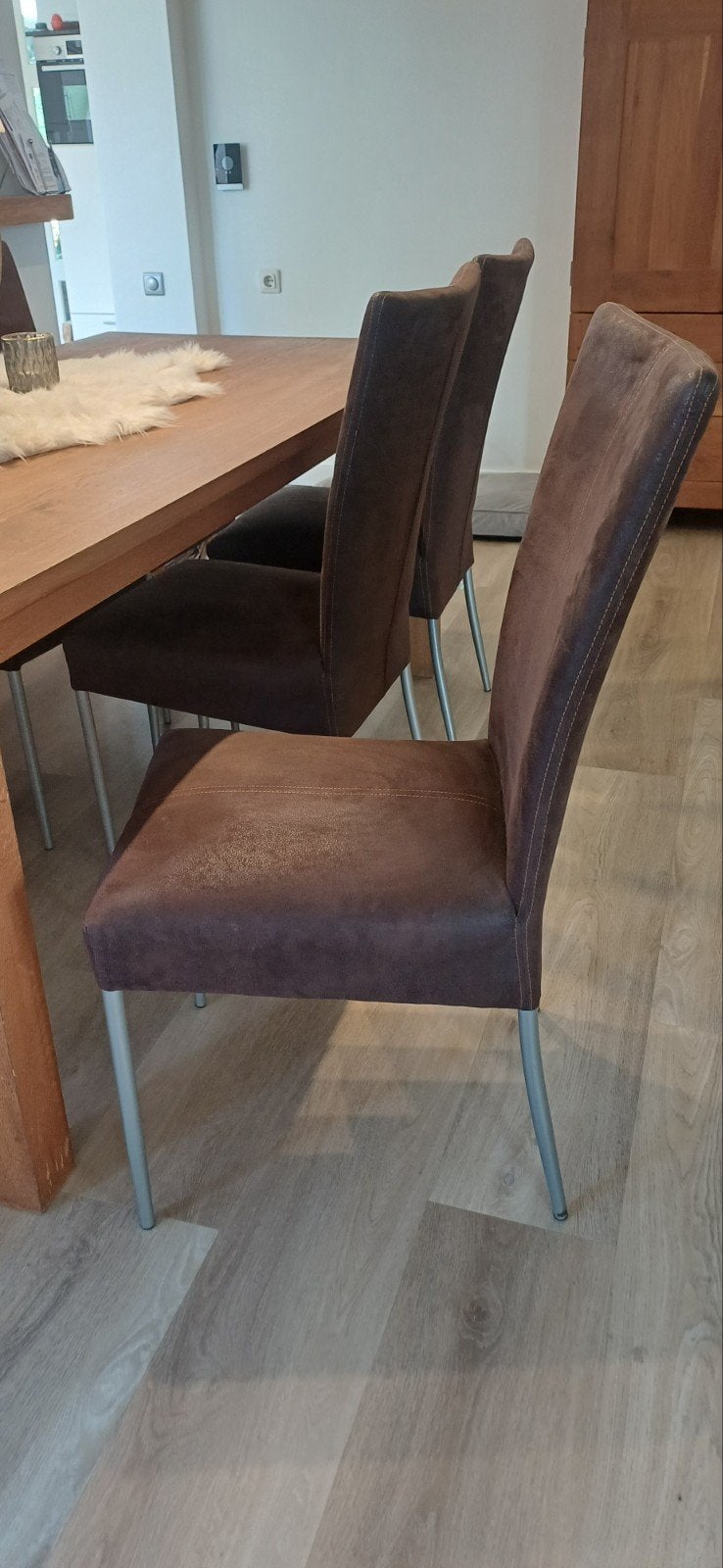 Mooie bruine kamerstoel in suède look, zo goed als nieuw, Huis en Inrichting, Ophalen of Verzenden, Zo goed als nieuw, Bruin, Eén