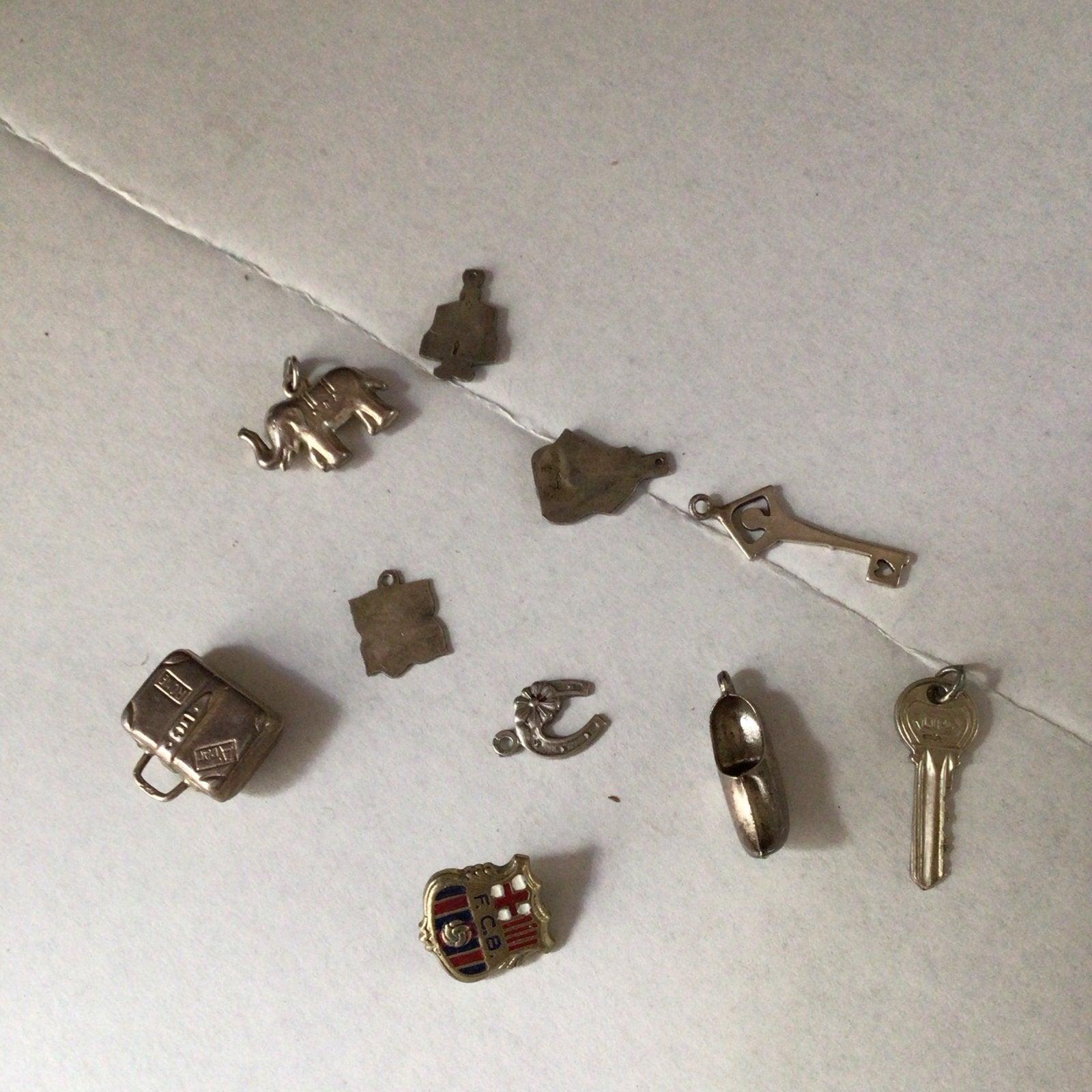Diverse zilveren bedels, o.a. olifant, klomp, sleutel, Overige merken, Gebruikt, Ophalen of Verzenden, 4 bedels of meer