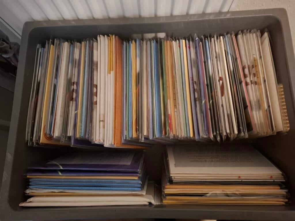 2 dozen met 170 jaarsets postzegels Nederland gulden tijd, Ophalen