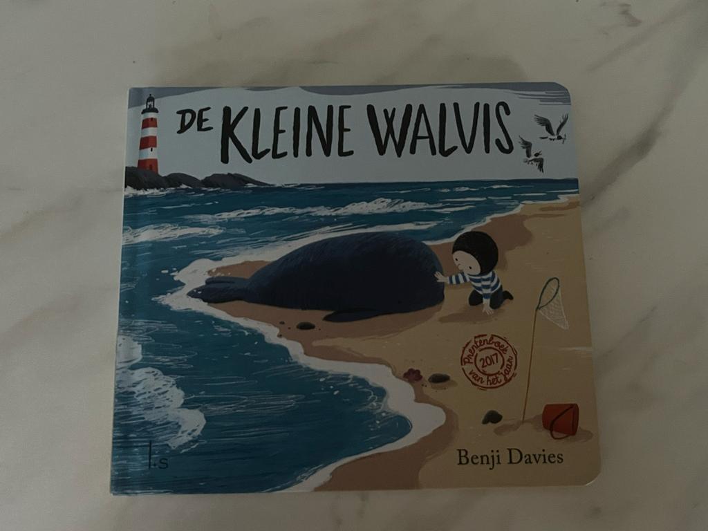 Benji Davies - De kleine walvis, Ophalen of Verzenden, Zo goed als nieuw, Benji Davies, Prentenboek