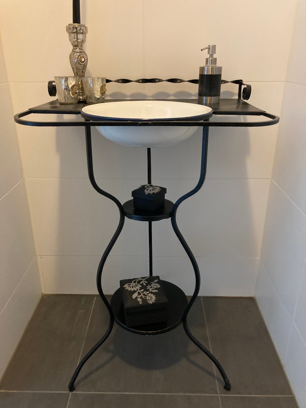 Antieke zwart metalen wastafel met spiegel, Ophalen, 50 tot 100 cm, Zo goed als nieuw, Minder dan 100 cm