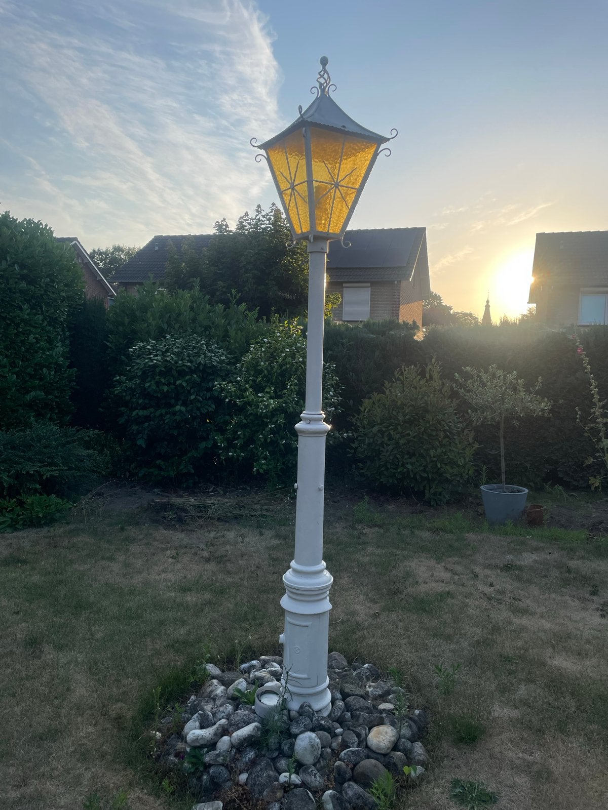 Antieke lantaarnpaal met geel glas tuinlantaarn, Ophalen