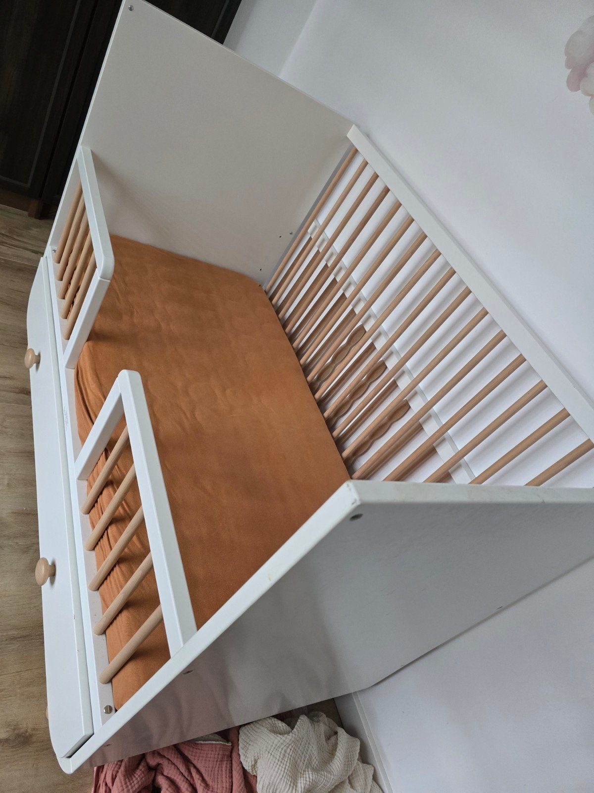 Wit ledikant met lades en houten spijlen, Ophalen of Verzenden, Zo goed als nieuw, Ledikant