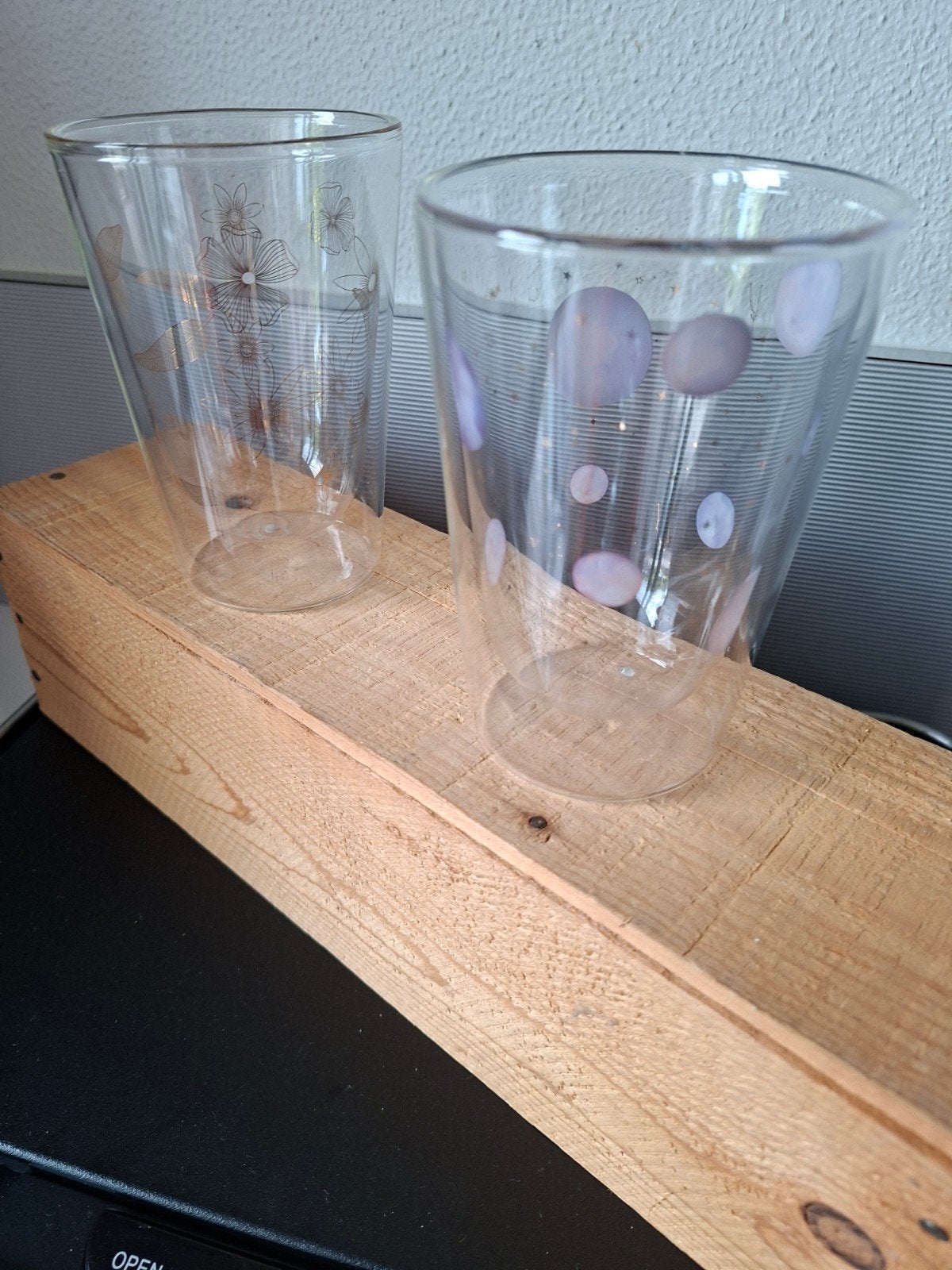 Twee dubbelwandige glazen met print in houten kistje, Huis en Inrichting, Ophalen of Verzenden, Zo goed als nieuw, Meerkleurig