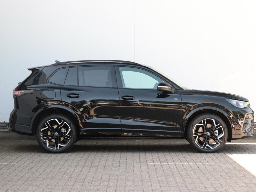 Volkswagen Tiguan 1.5 eHybrid R-Line Edition 272 pk | Trekha, Auto's, Volkswagen, 1498 cc, 4 cilinders, 2000 kg, Zwart