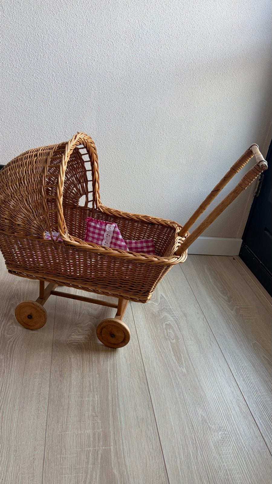 Vintage rieten poppenwagen met geruite bekleding, Ophalen, Gebruikt, Babypop