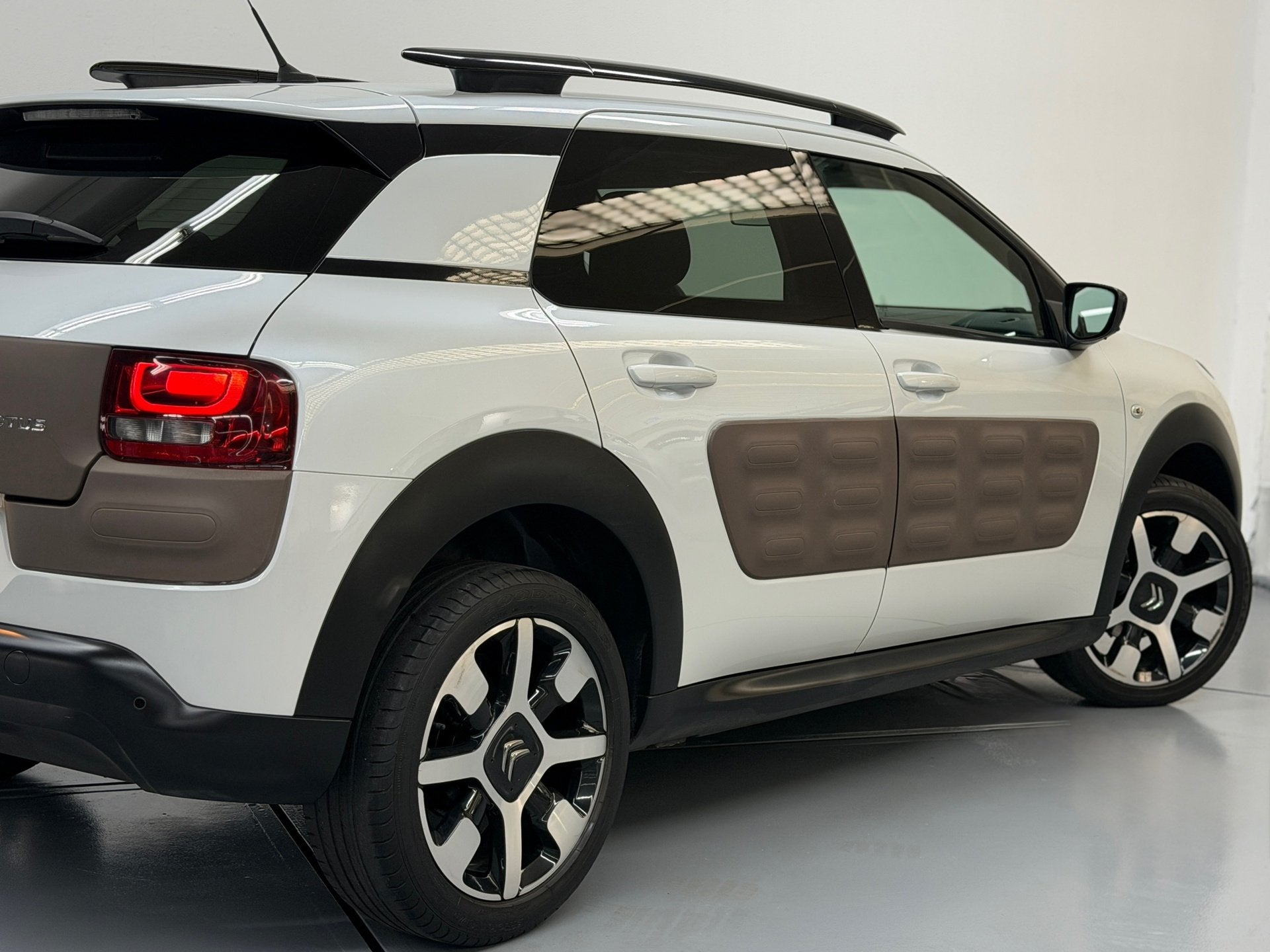 Foto 11 van Citroen C4 Cactus 1.2 PureTech Shine D.riem vervangen Camera