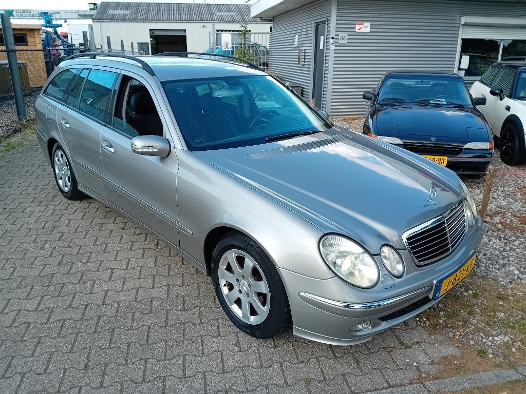 Mercedes-Benz E240 combi 2003, NIEUWE APK! KEURIGE AUTO, Automaat, Achterwielaandrijving, Zwart, 2597 cc